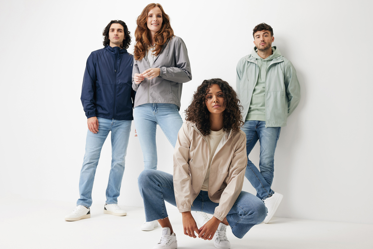 Ветровка Iqoniq Logan из переработанного полиэстера AWARE™, унисекс, 70 г/м²-23