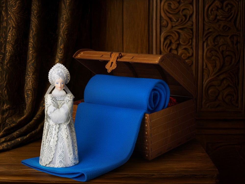 Подарочный набор: кукла фарфоровая, плед флисовый, синий-1