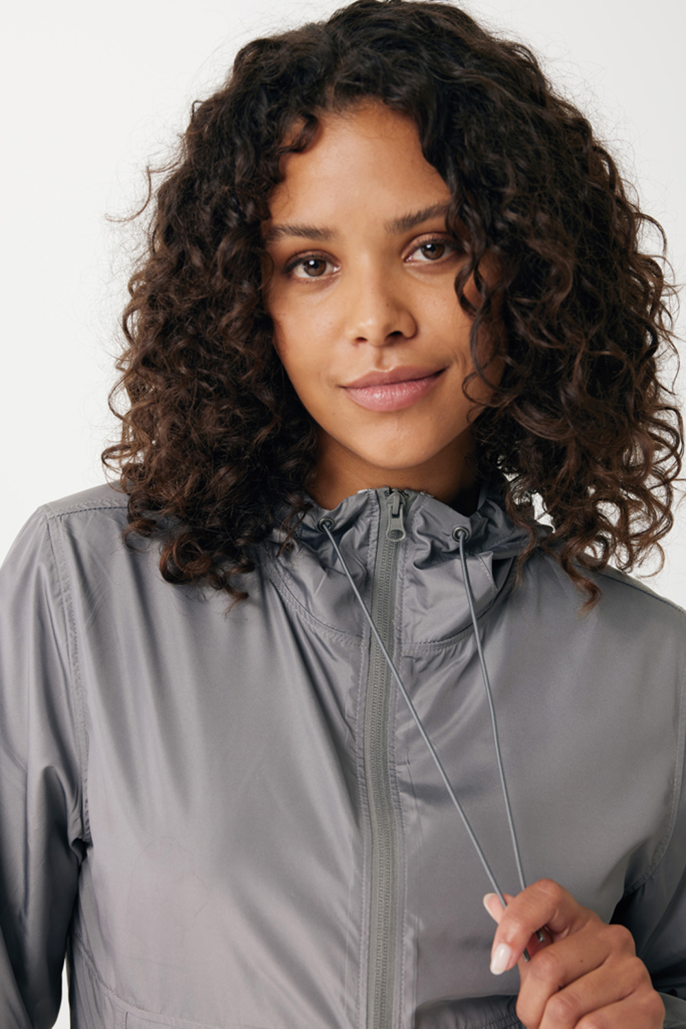 Ветровка Iqoniq Logan из переработанного полиэстера AWARE™, унисекс, 70 г/м²-13