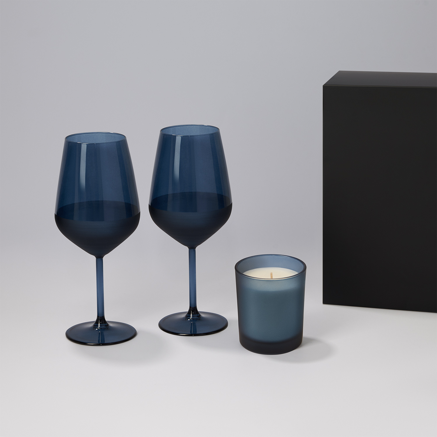 Подарочный набор свеча Enigma + 2 бокала для вина Sapphire в черной коробке-0