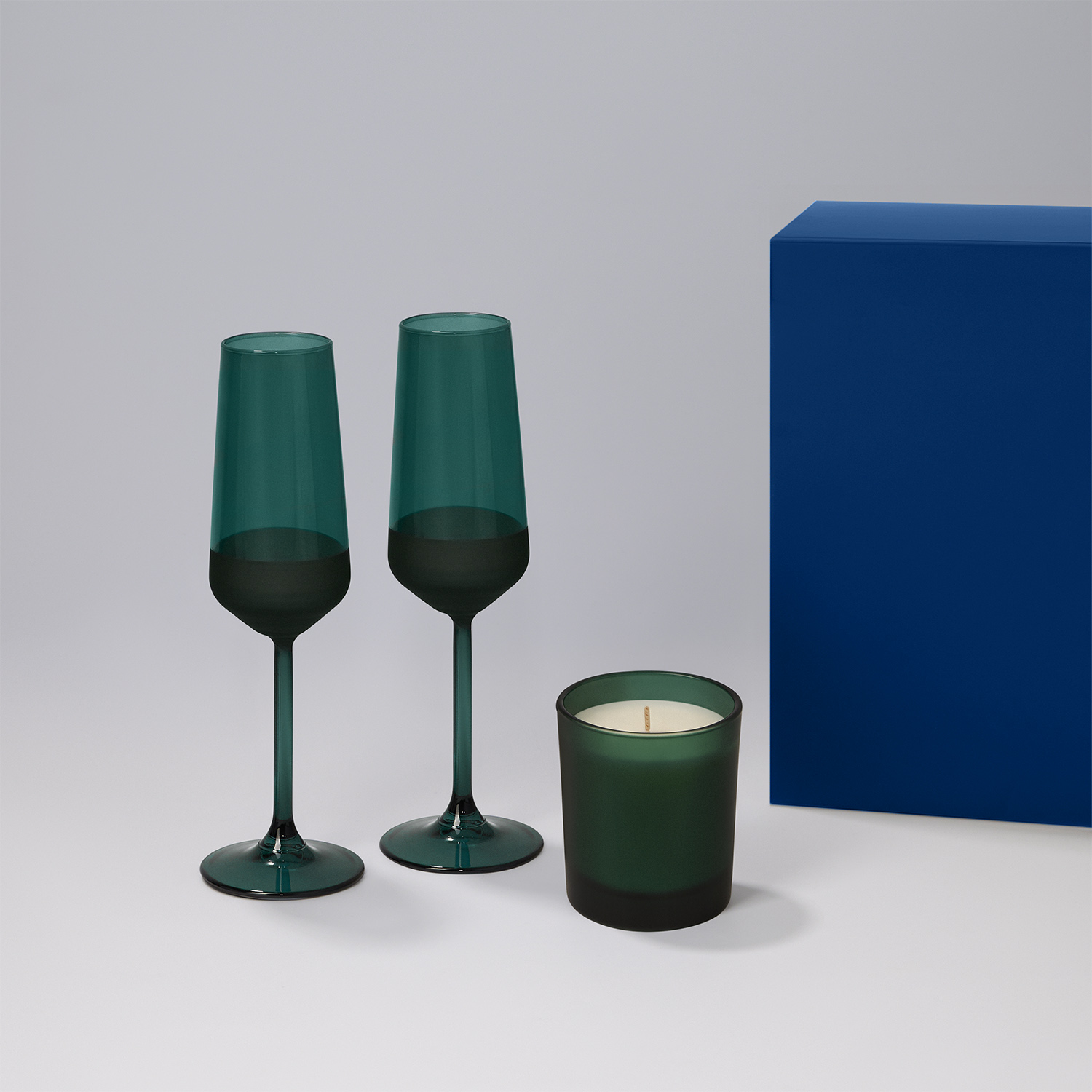 Подарочный набор свеча Enigma + 2 бокала для шампанского Emerald в синей коробке-0