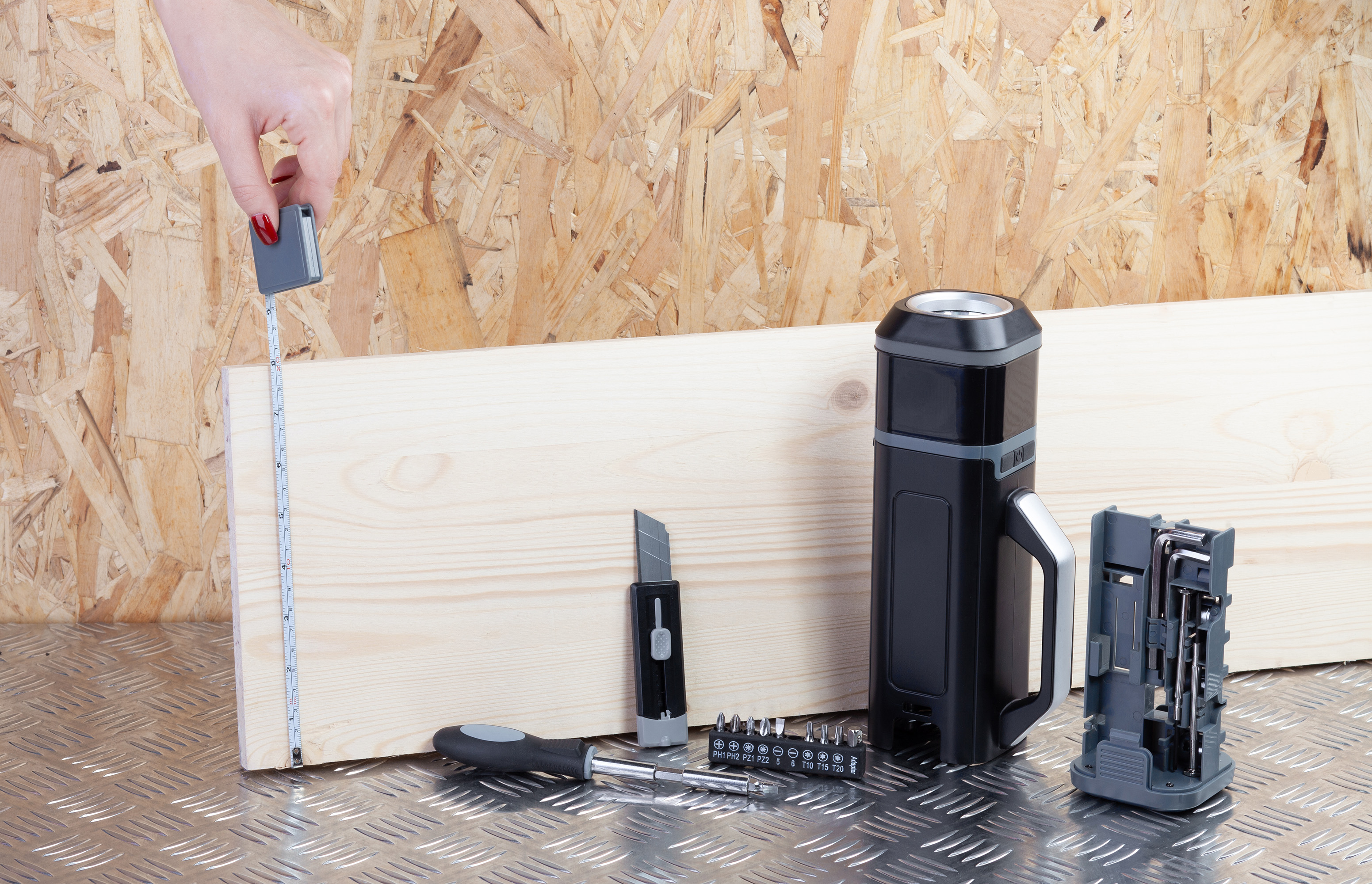 Набор инструментов "Expert" с фонарем-1