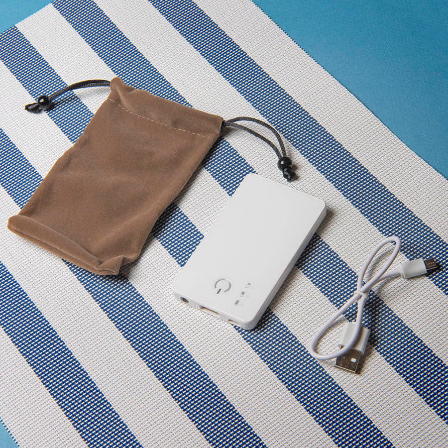 Универсальное зарядное устройство "Plain" (2800mAh) с фонариком, белый-1