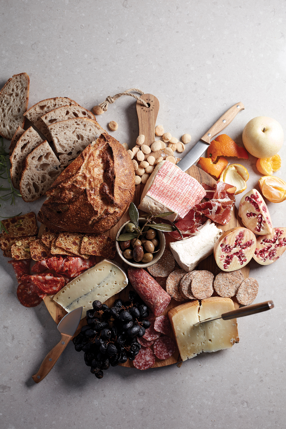 Круглая сервировочная доска VINGA Buscot-6