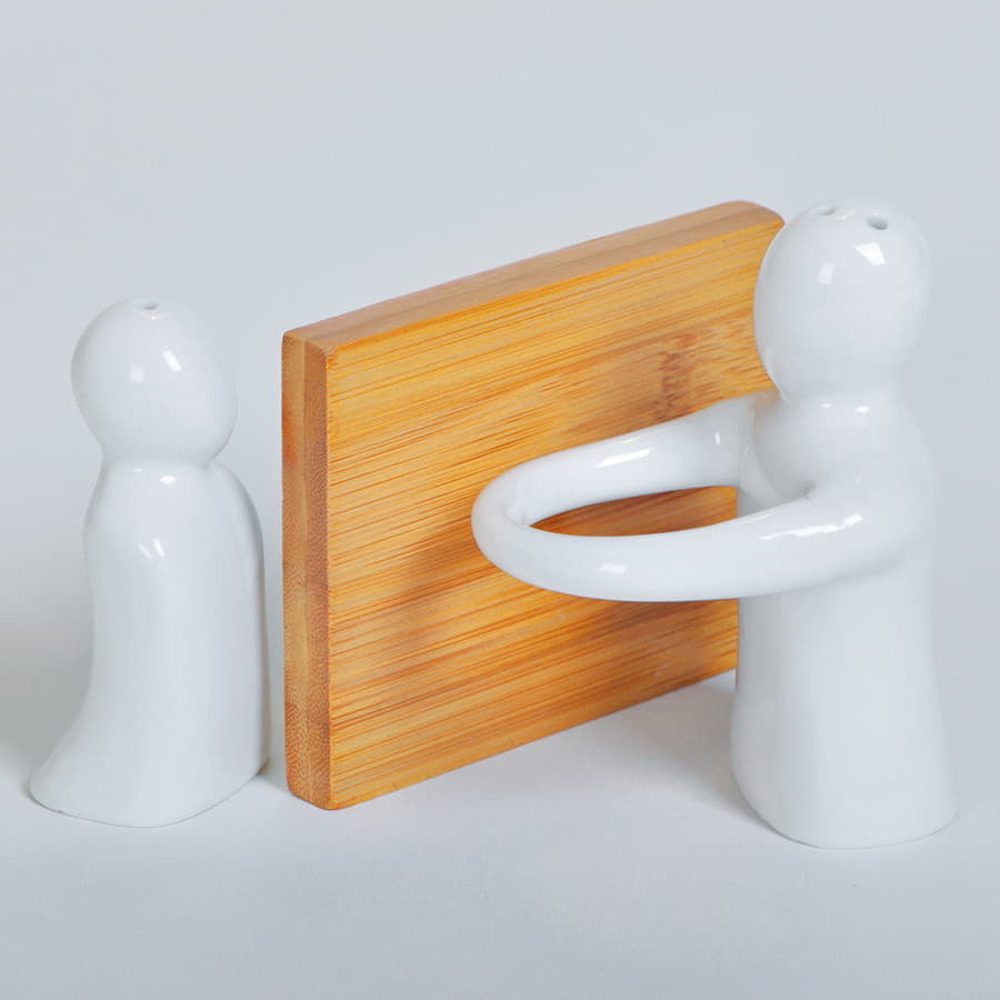 Солонка и перечница  "Объятия" в упаковке, 9х8х9,5см, фарфор, бамбук, коричневый, белый-2