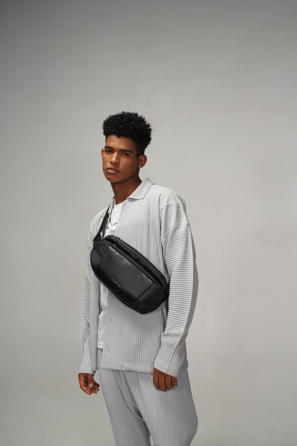Наплечная сумка KORIN FlipSling 32х16х10 см, черная-13