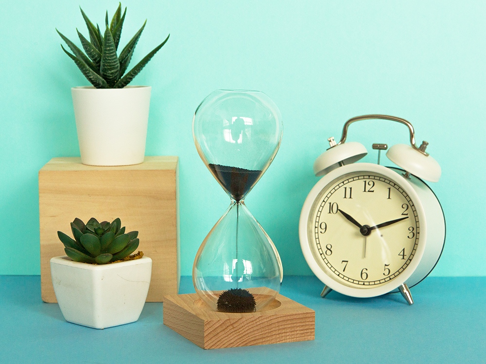 Песочные магнитные часы на деревянной подставке Infinity-4