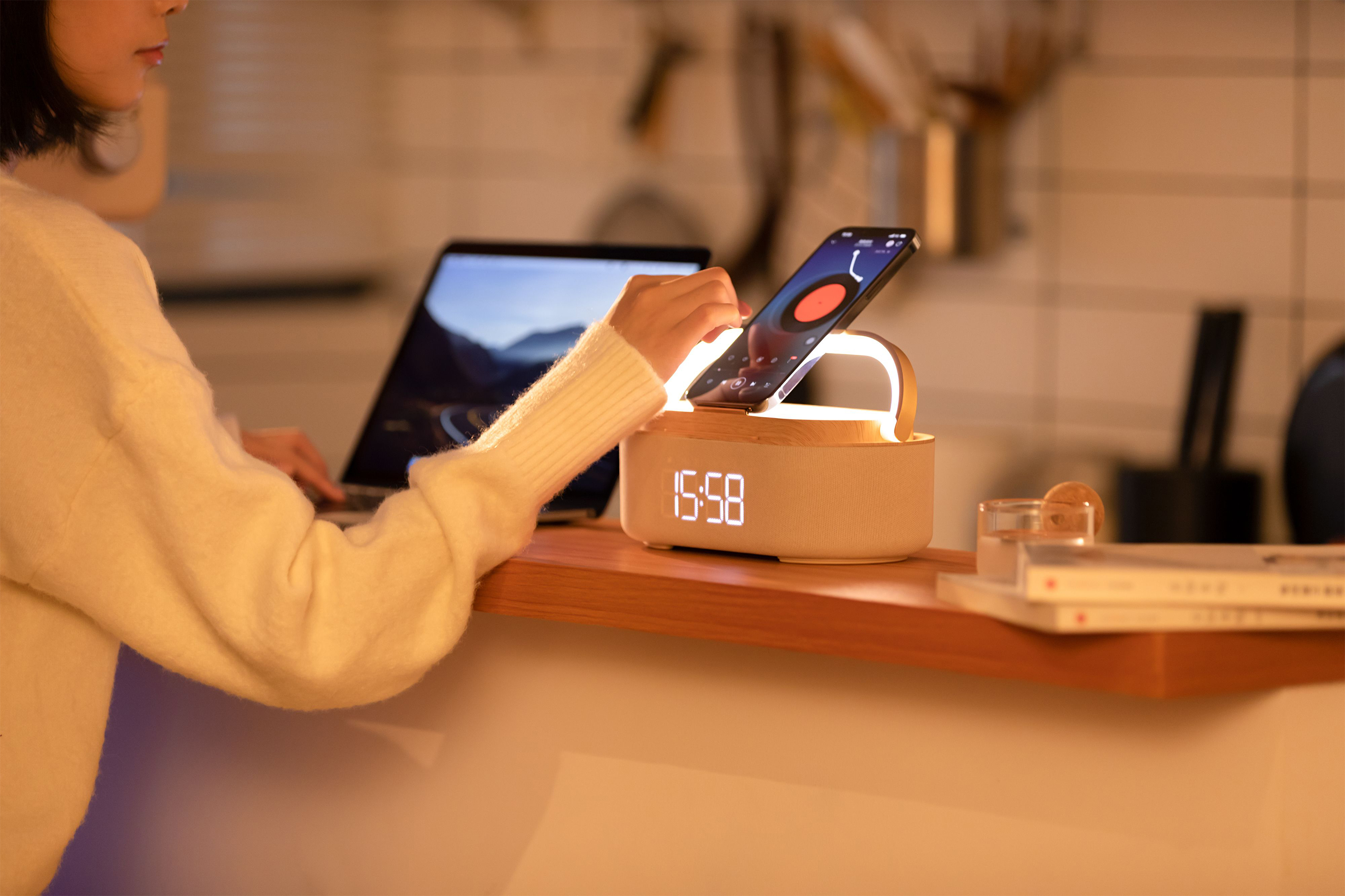 Bluetooth стерео-колонка "Smart Band" 10Вт (2х5Вт) с беспроводным (15W) ЗУ, лампой, часами, FM радио-2