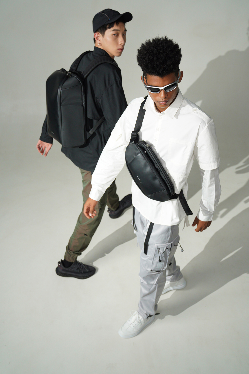 Наплечная сумка KORIN FlipSling 32х16х10 см, черная-17