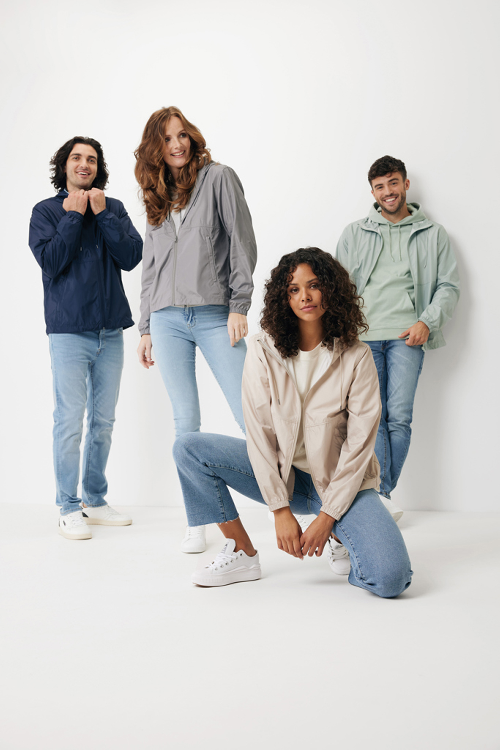 Ветровка Iqoniq Logan из переработанного полиэстера AWARE™, унисекс, 70 г/м²-17