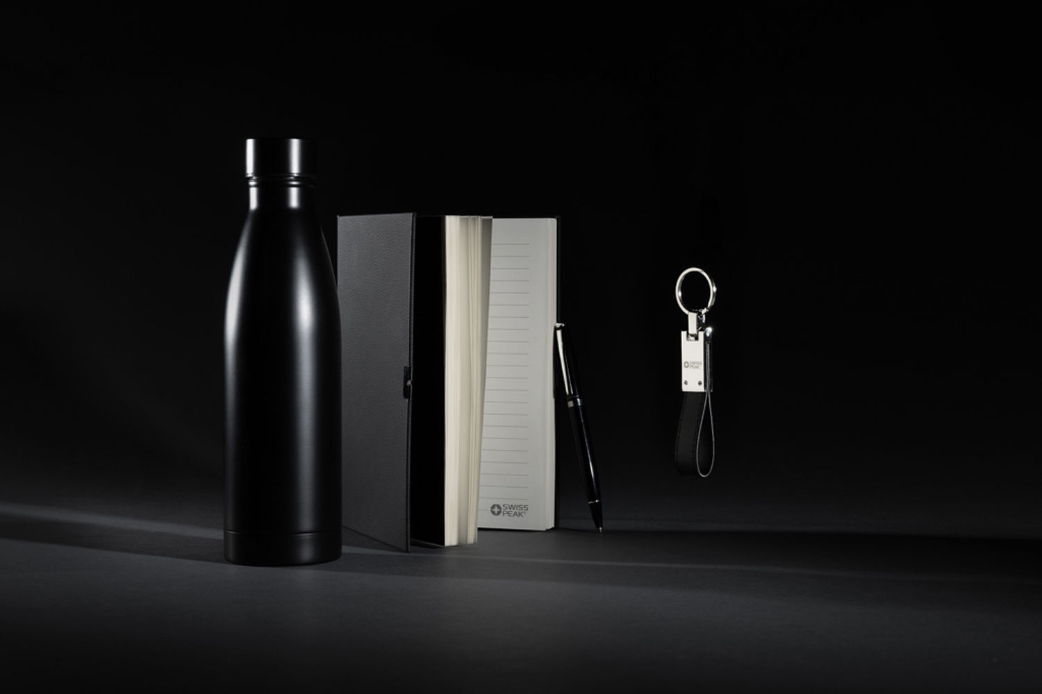 Термобутылка Swiss Peak в комплекте с блокнотом, ручкой и брелком-12