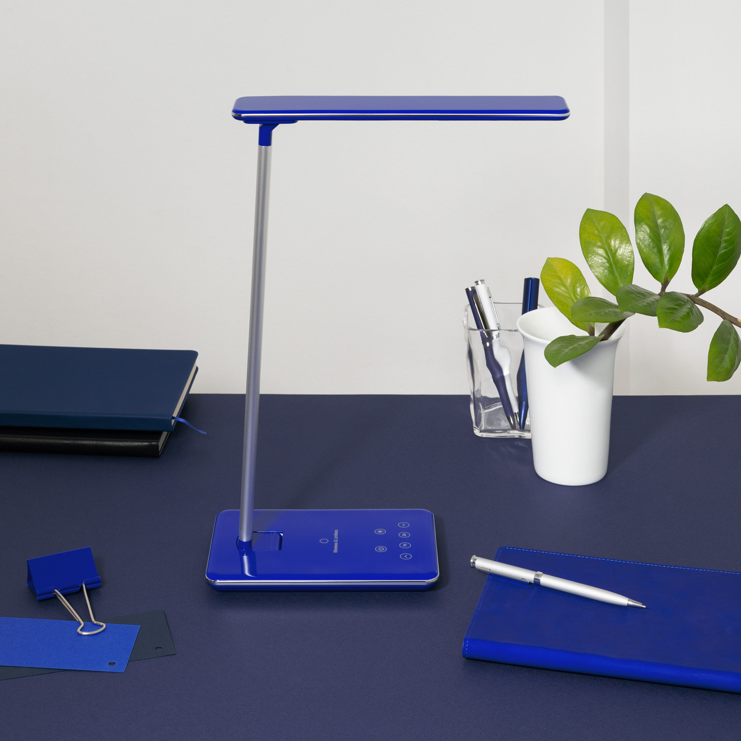 Настольная лампа c беспроводной зарядкой Люмос Ультрамарин (Lumos Ultramarine), синяя-4