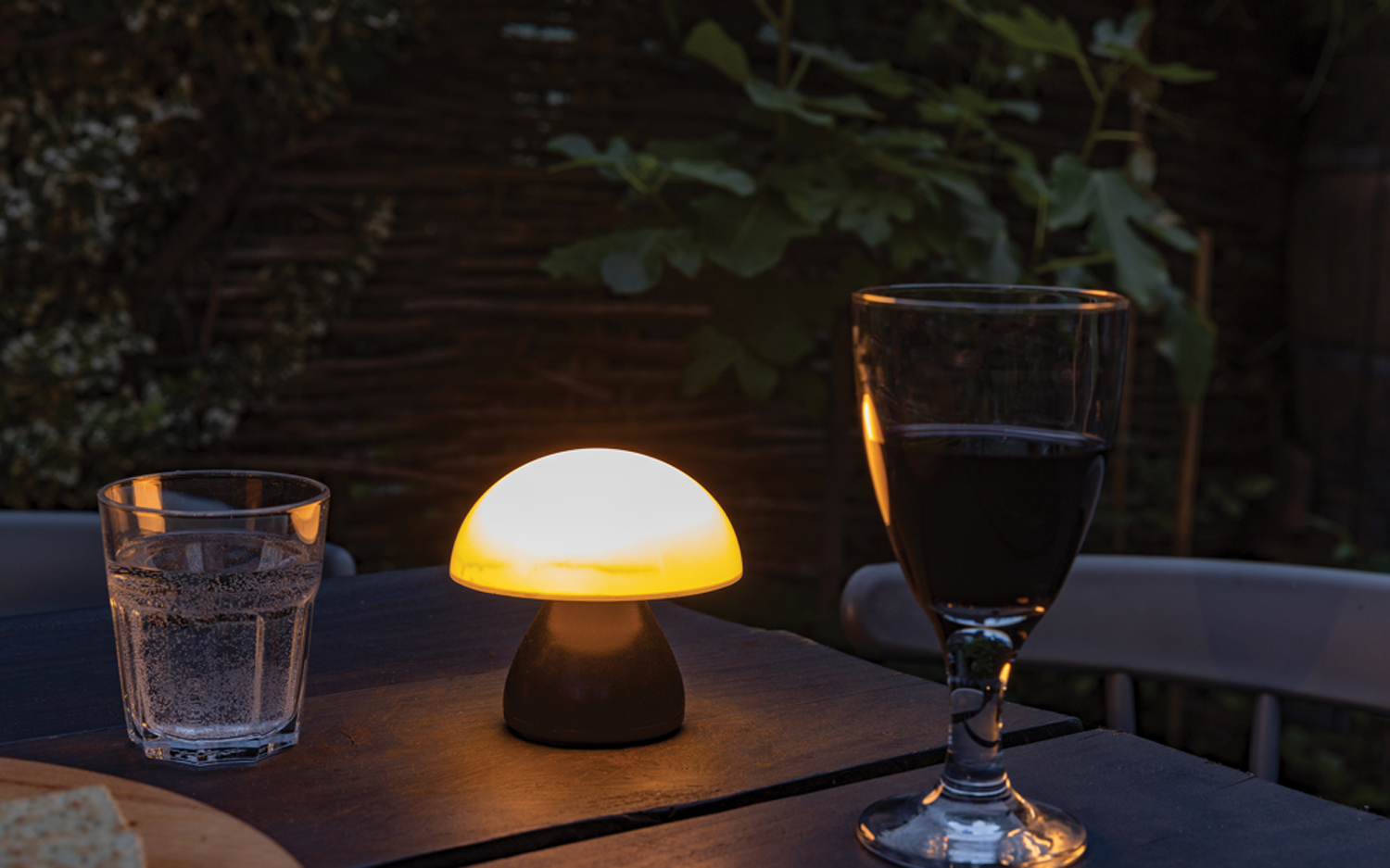 Беспроводная настольная лампа Luming из переработанного пластика RCS, IPX4-5