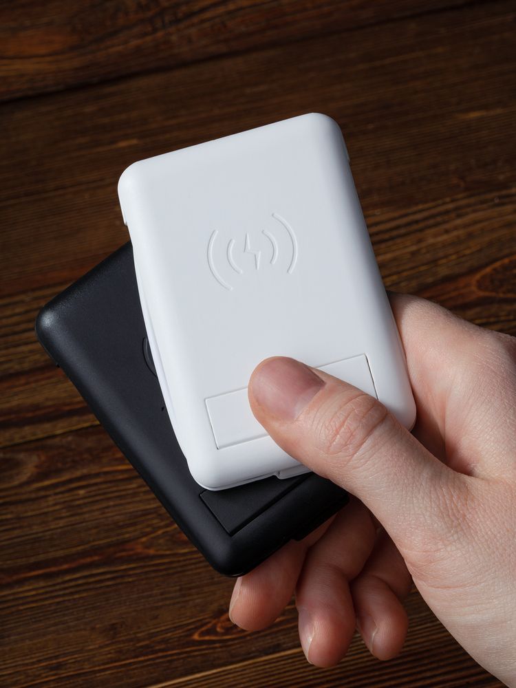 Органайзер с беспроводной зарядкой и набором адаптеров Octopod, черный-4