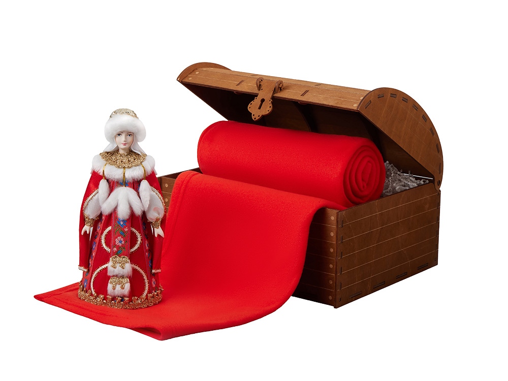 Подарочный набор: кукла фарфоровая, плед флисовый, красный-0