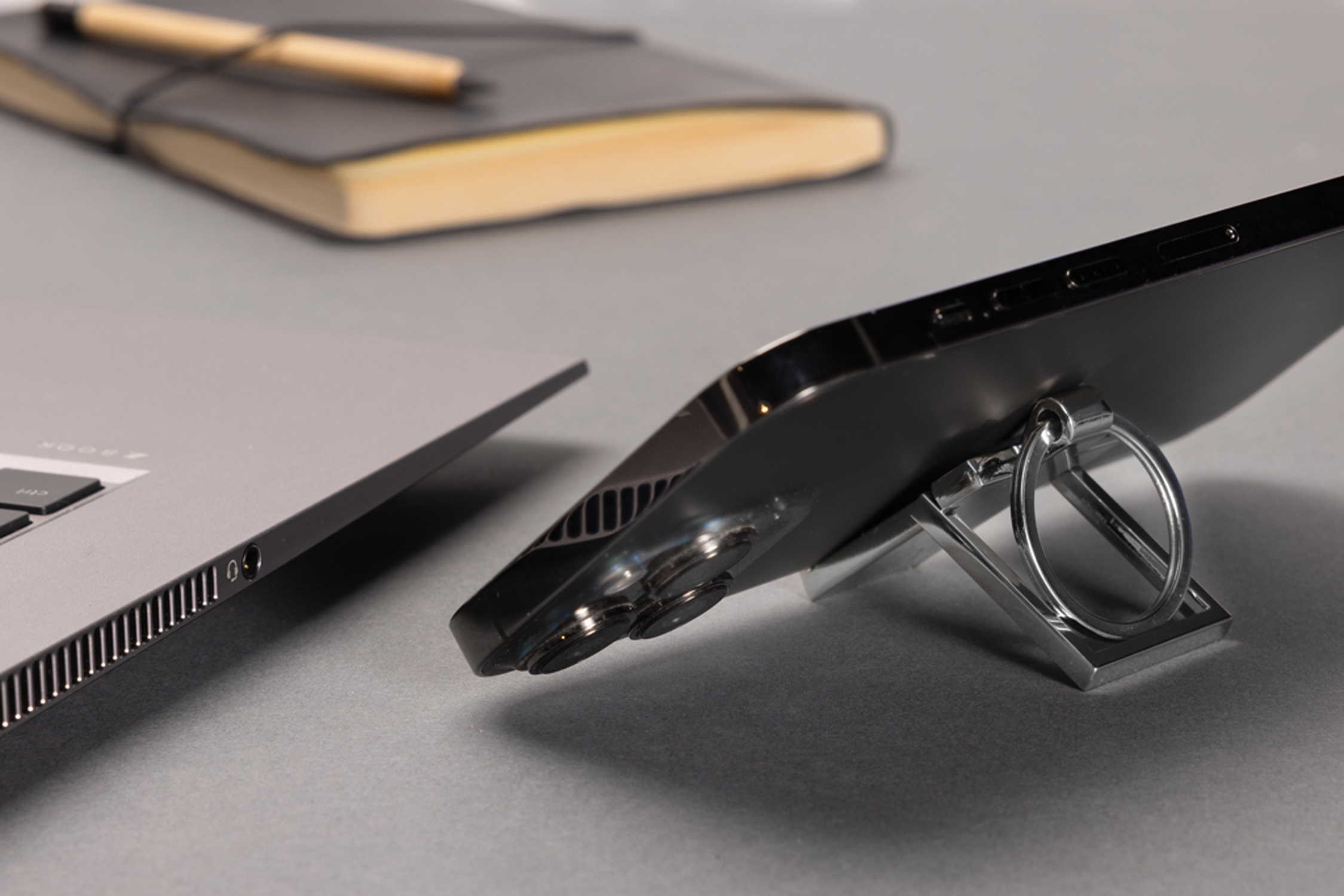 Брелок с мини-подставкой для телефона из переработанного цинка RCS-6