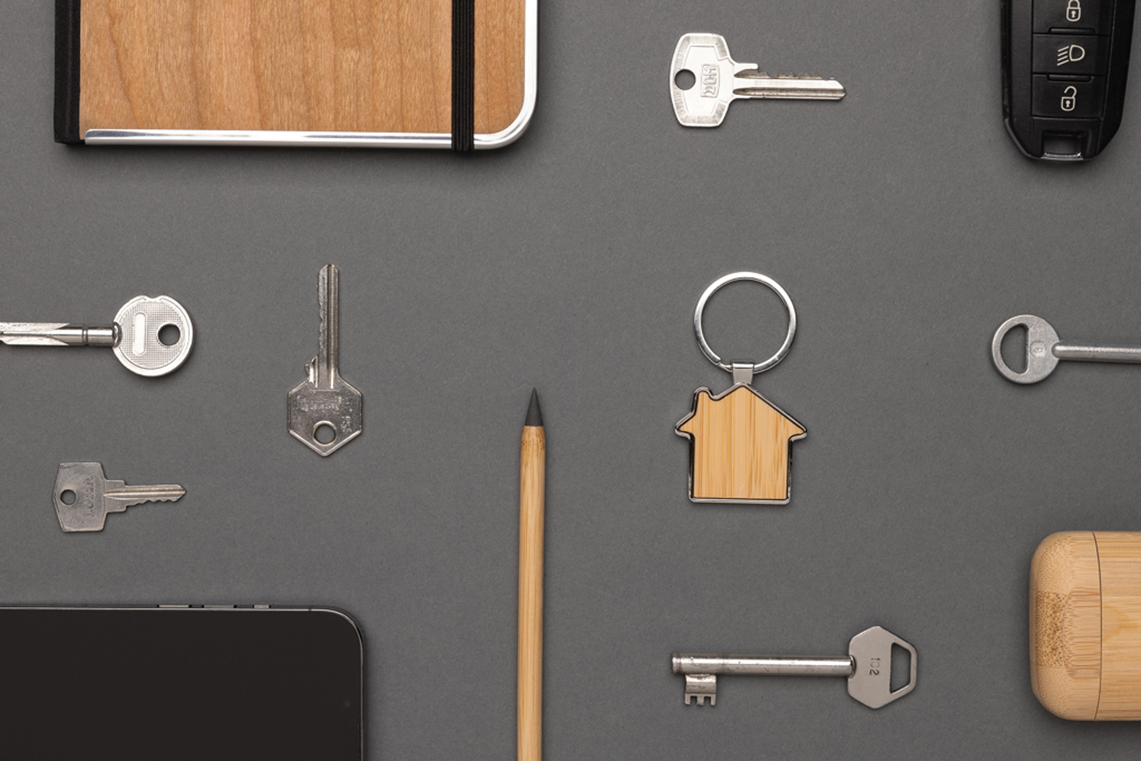 Брелок из переработанного цинка и бамбука с подвеской в виде домика RCS-6