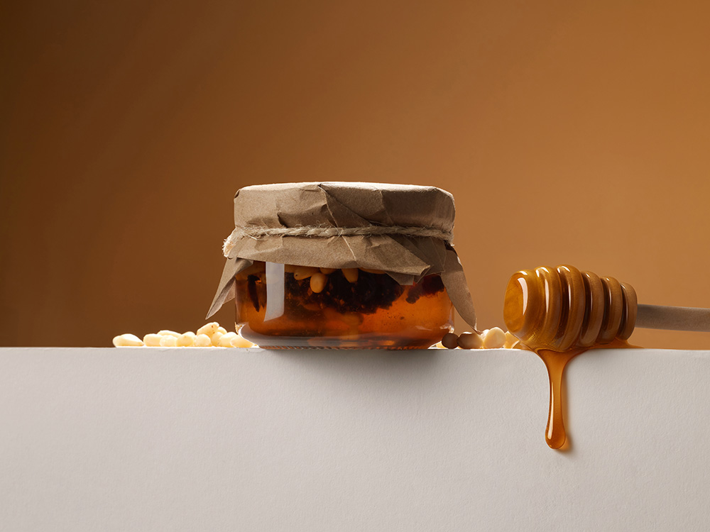 Мед с сосновой шишкой и кедровым орехом 120 гр.-4