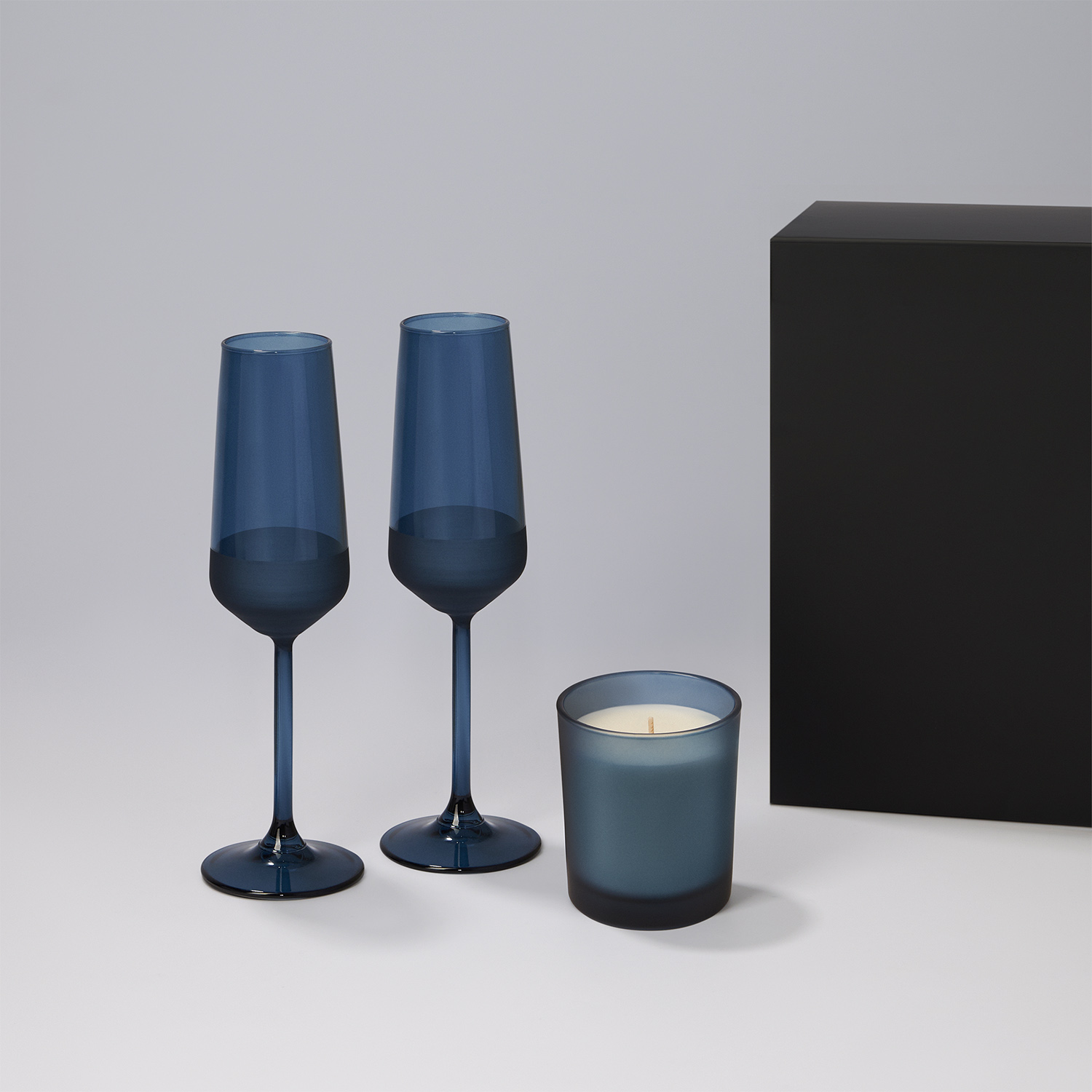 Подарочный набор свеча Энигма (Enigma) + 2 бокала для шампанского Сапфир (Sapphire) в черной коробке-0