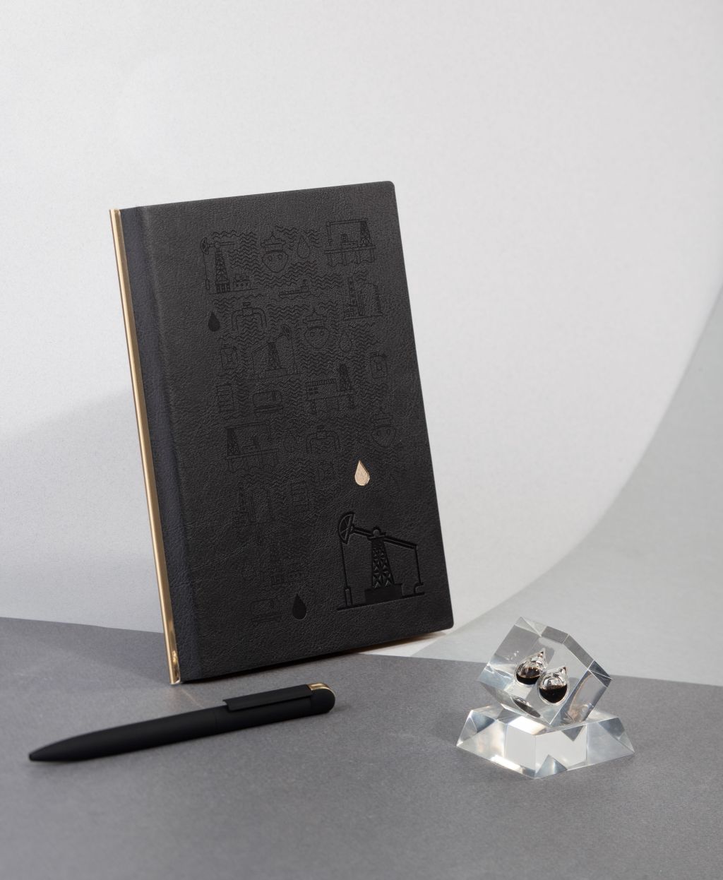 Пресс-папье с каплей нефти на подставке-2