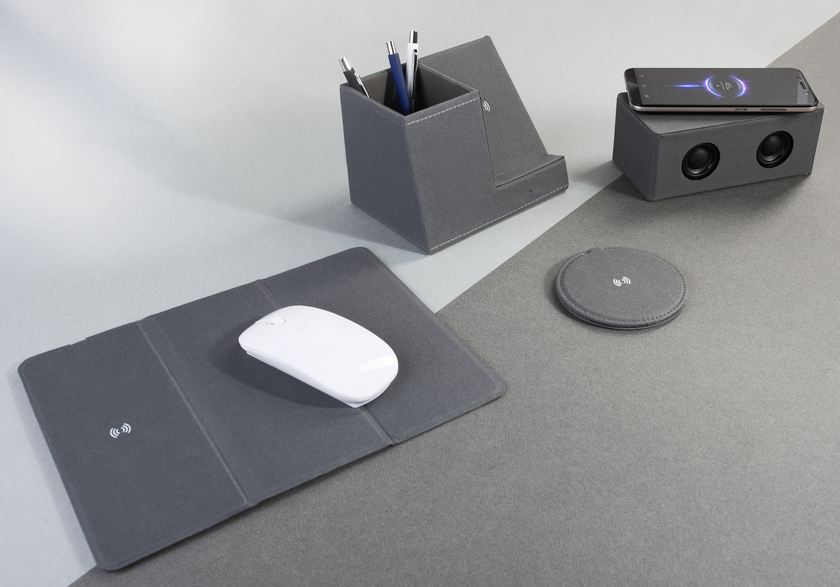 Bluetooth колонка "Cool Gray" с двумя динамиками (2х3Вт) и беспроводным зарядным устройством, переработанный пластик (RPET)-6