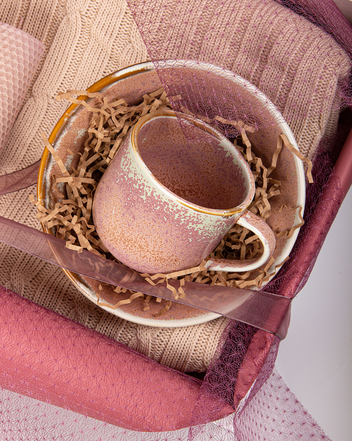 Подарочный набор "Цвет пиона" с керамикой и пледом-1