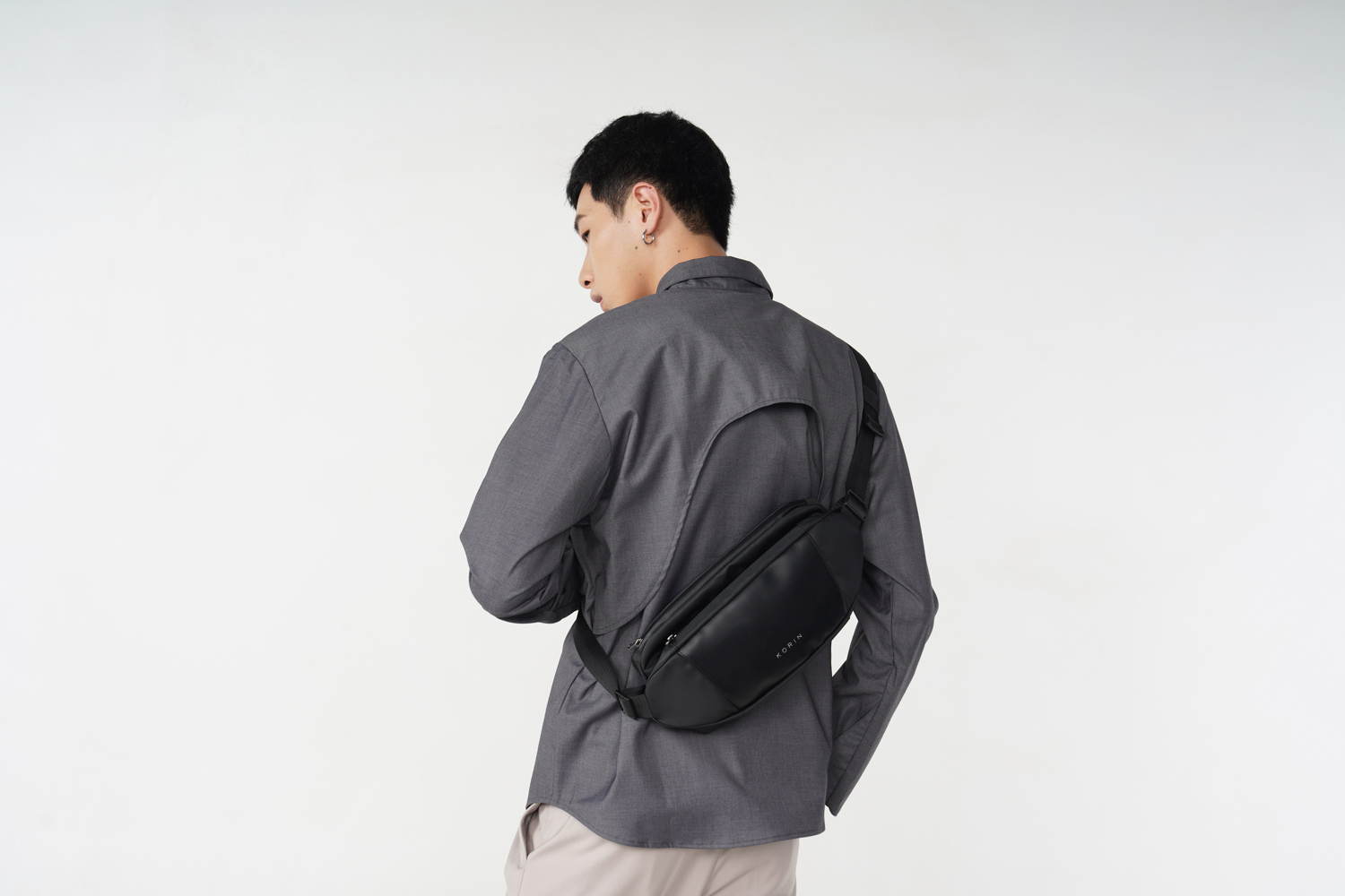 Наплечная сумка KORIN FlipSling 32х16х10 см, черная-9