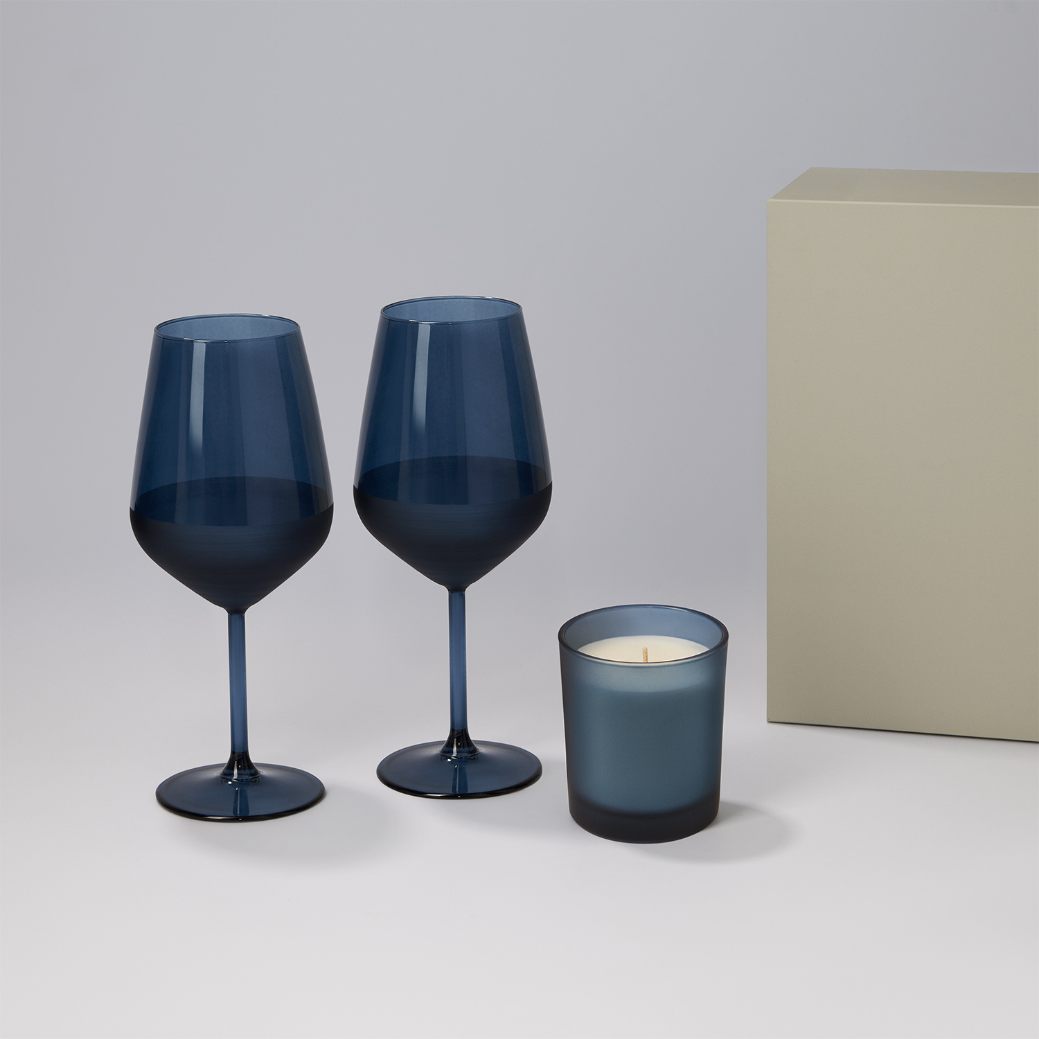 Подарочный набор свеча Enigma + 2 бокала для вина Sapphire в серой коробке-0