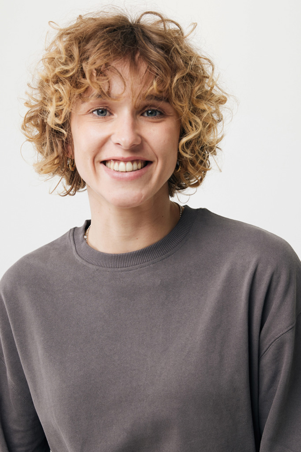 Свитшот Iqoniq Kruger из переработанного хлопка, свободный крой, унисекс, 340 г/м²-13