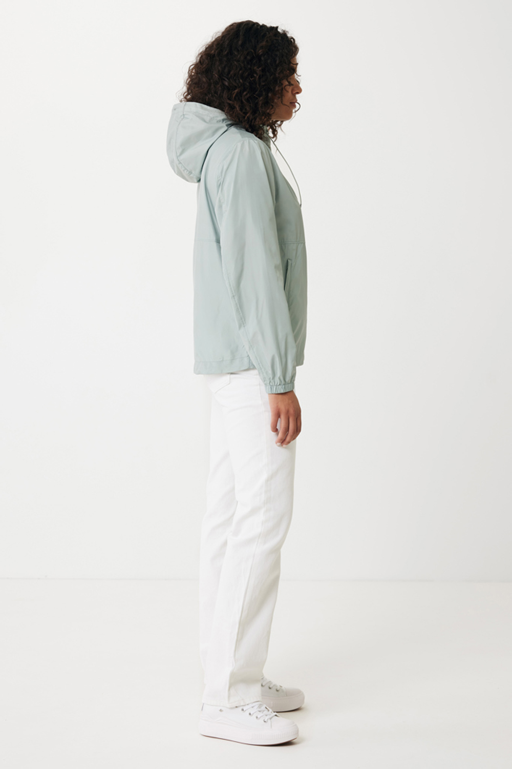 Ветровка Iqoniq Logan из переработанного полиэстера AWARE™, унисекс, 70 г/м²-11