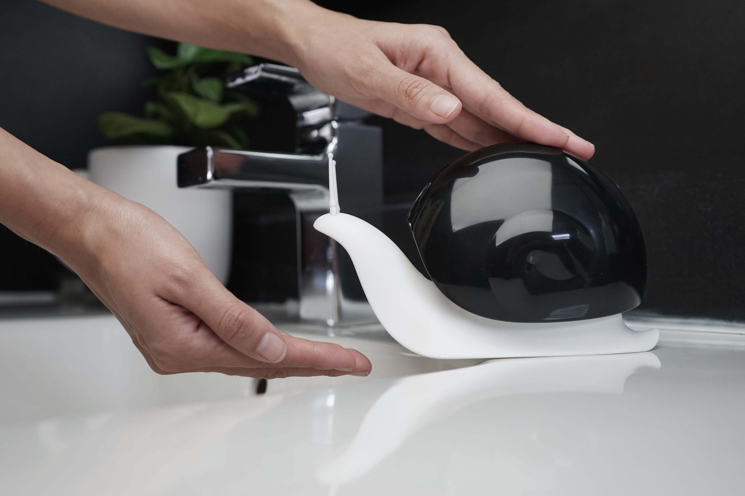 Дозатор мыла ESCAR, Черно-Белый-1