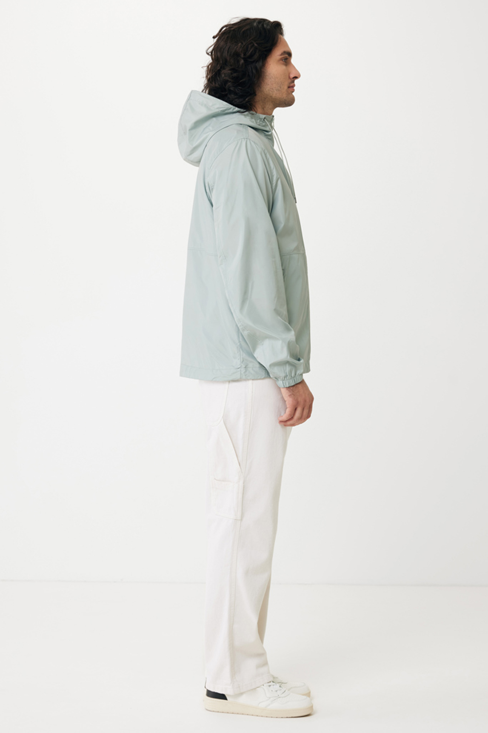 Ветровка Iqoniq Logan из переработанного полиэстера AWARE™, унисекс, 70 г/м²-15