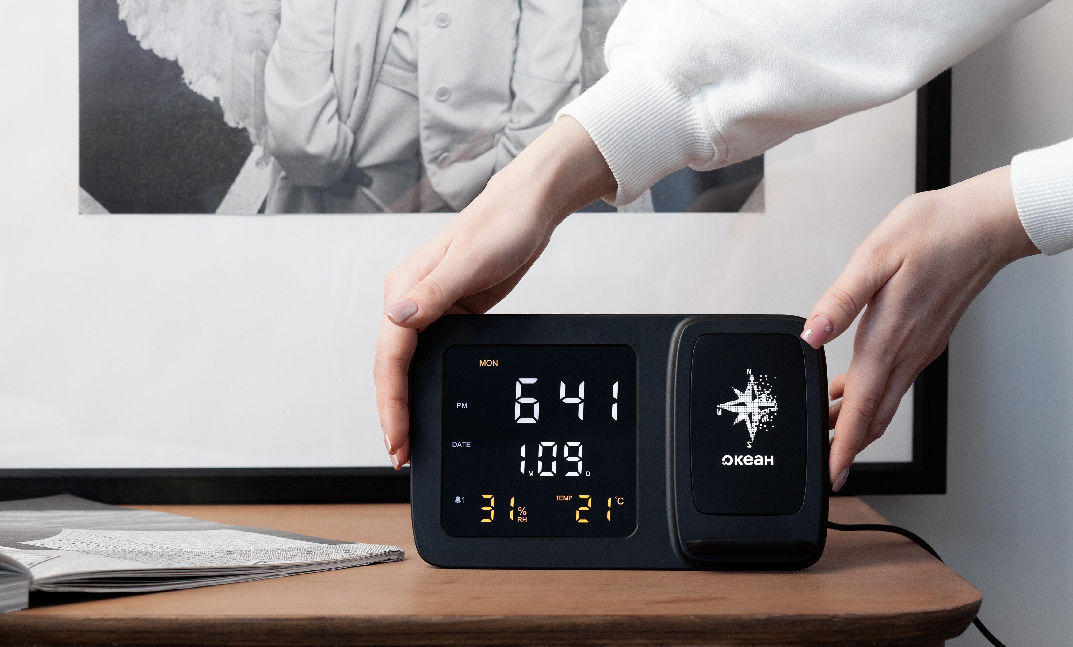 Настольные часы "Smart Screen" с беспроводным (15W) зарядным устройством, гигрометром, термометром, календарём, с подсветкой логотипа-5