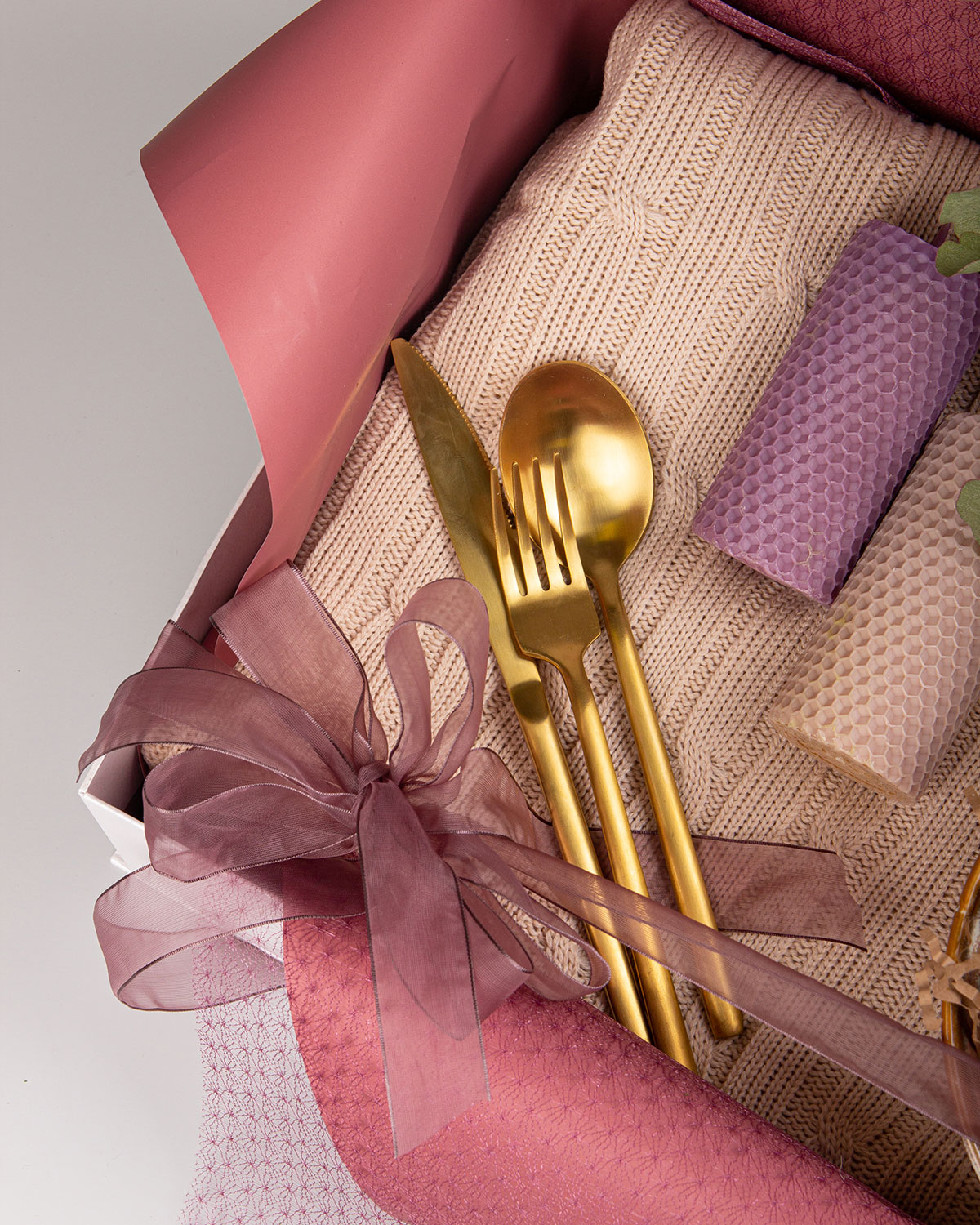 Подарочный набор "Цвет пиона" с керамикой и пледом-3