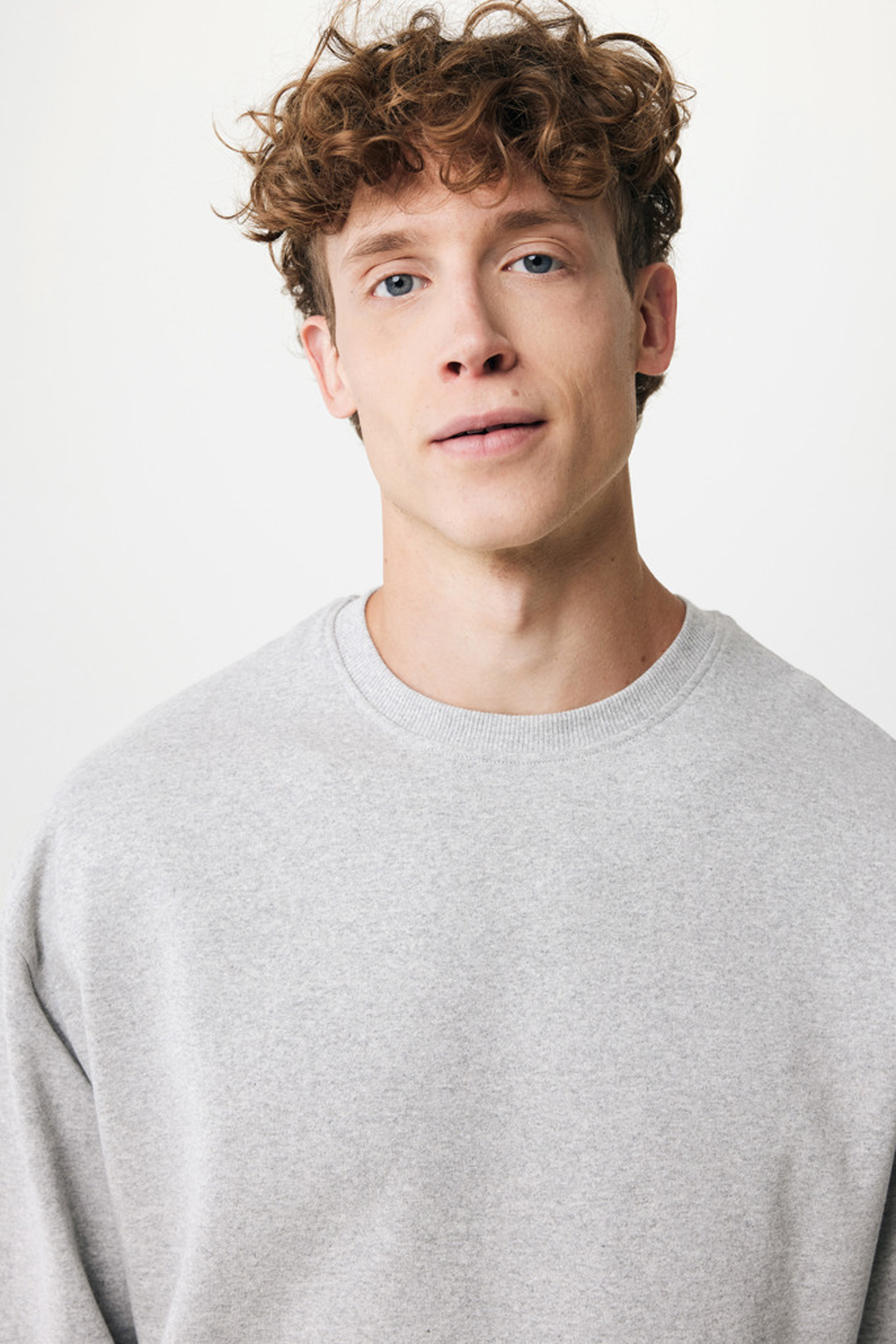 Свитшот Iqoniq Kruger из переработанного хлопка, свободный крой, унисекс, 340 г/м²-8