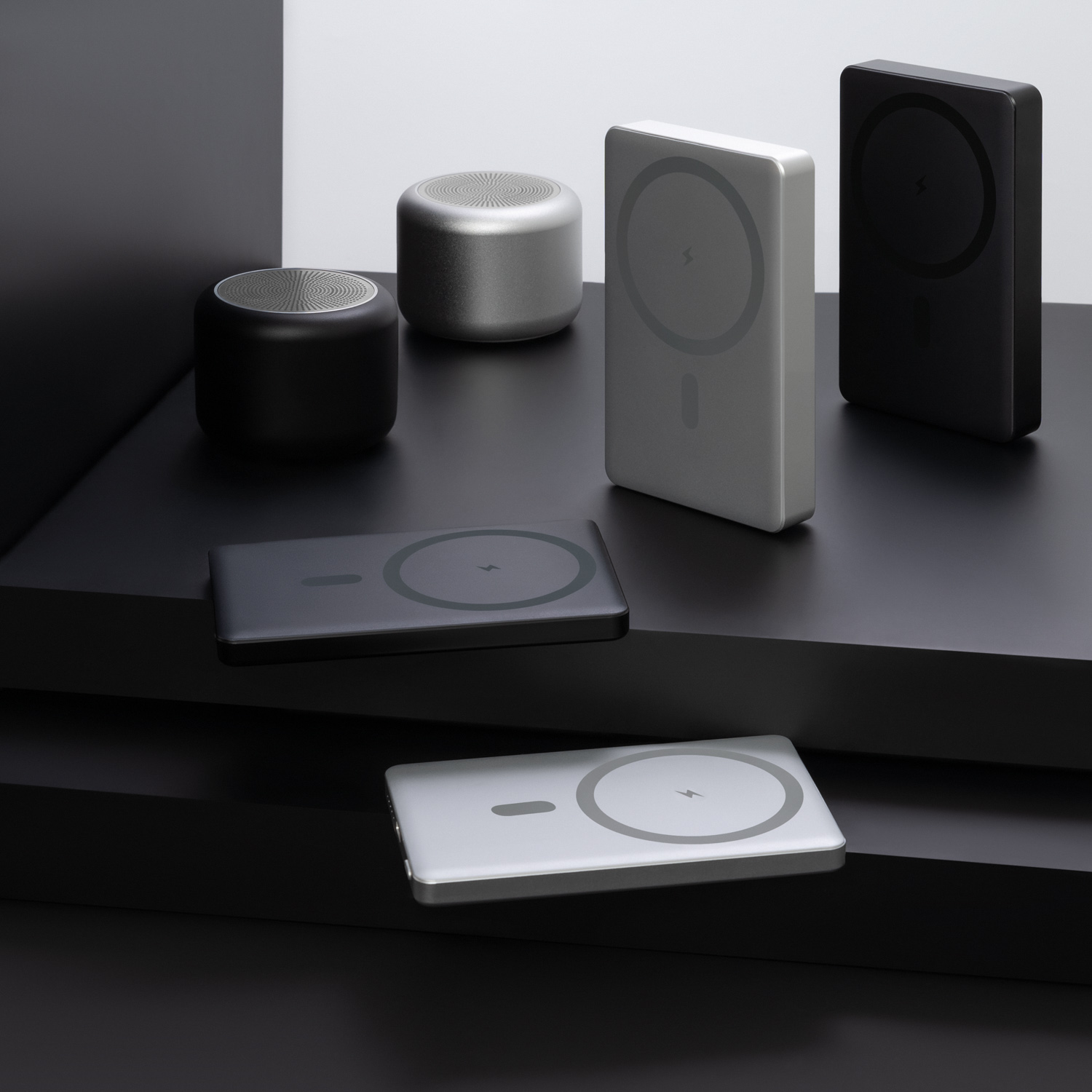 Внешний аккумулятор Atlantis PD 5000mAh с функцией беспроводной зарядки 15W, серебряный-9