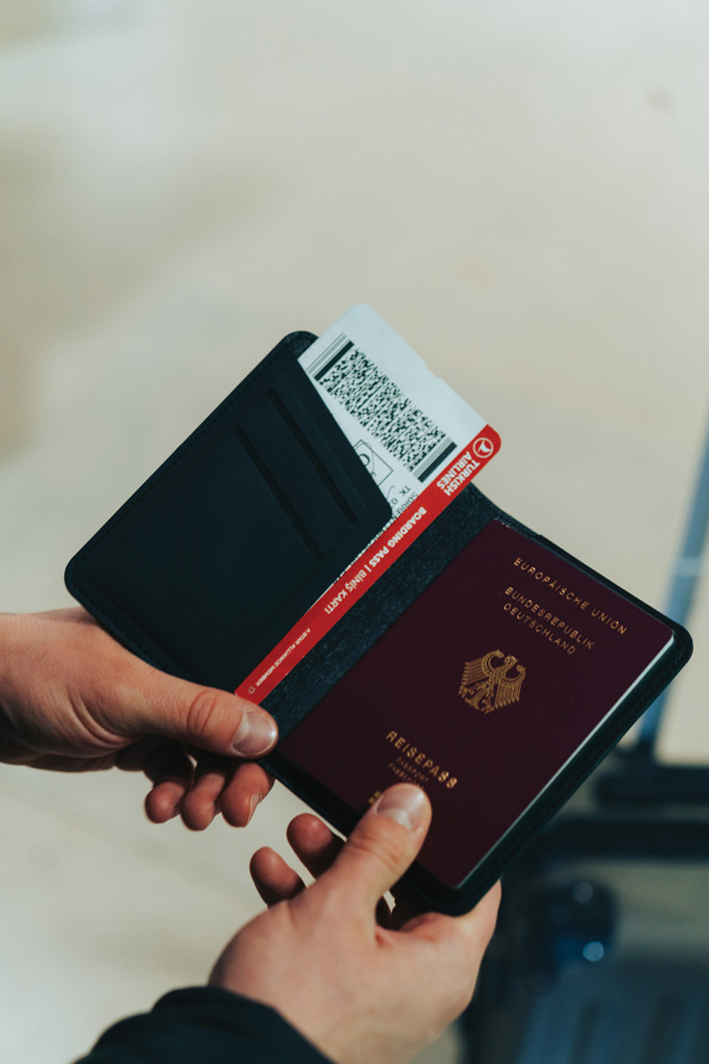 Обложка для паспорта Travelfinder с технологией Find My-10