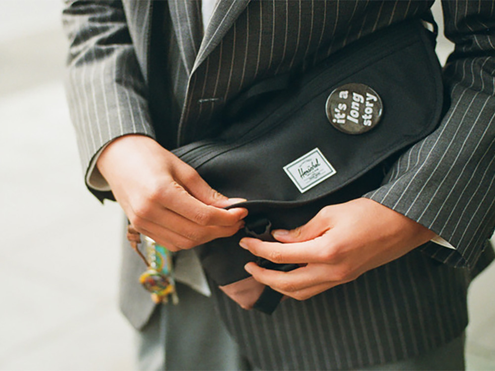 Сумка-мессенджер Herschel Cove из переработанного материала 22,5 л - сплошной черный-4