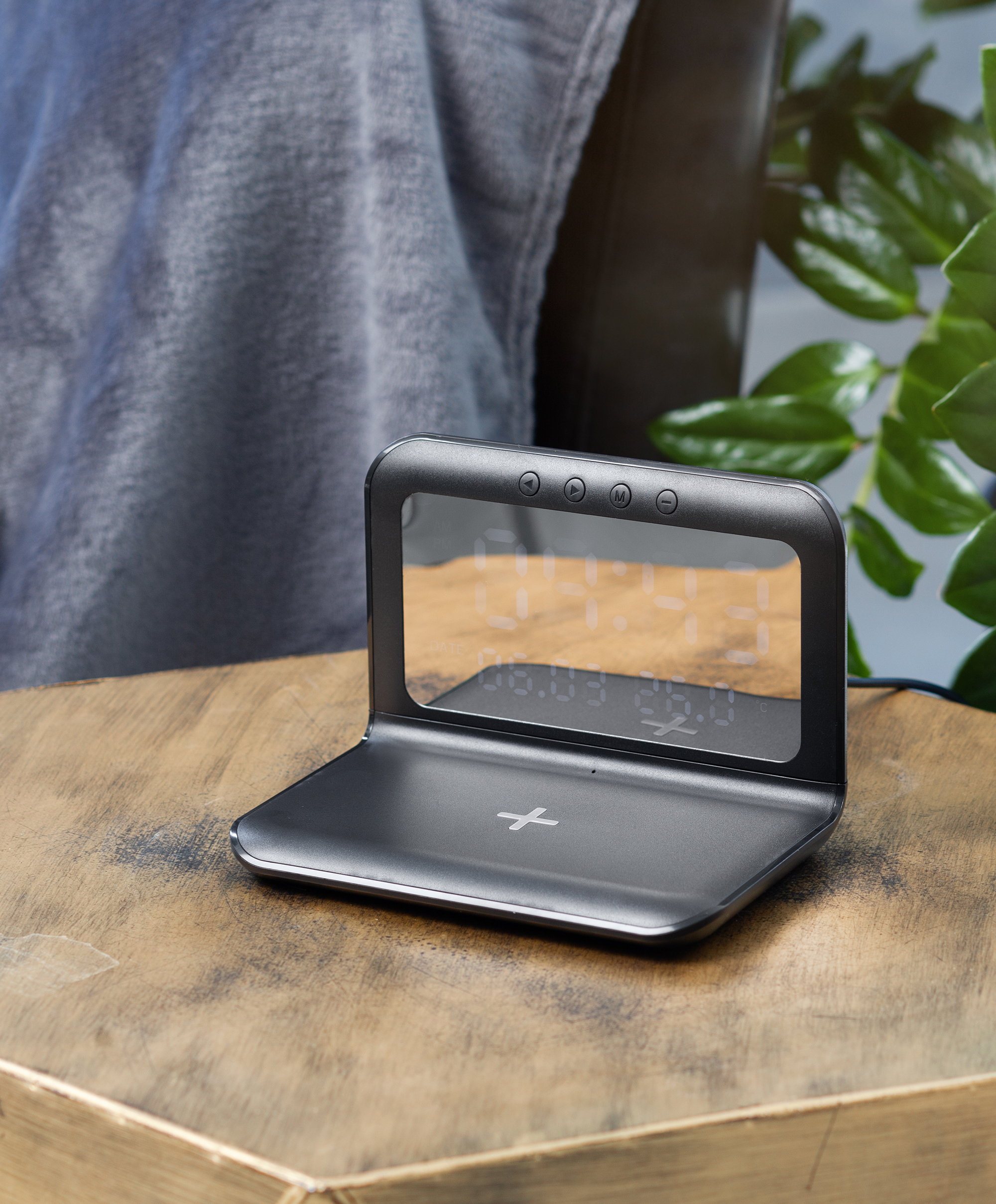 Настольные часы "Smart Time" с беспроводным (15W) зарядным устройством, будильником и термометром, со съёмным дисплеем-7