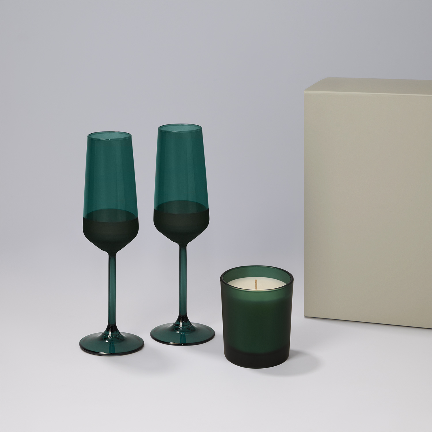 Подарочный набор свеча Enigma + 2 бокала для шампанского Emerald в серой коробке-0