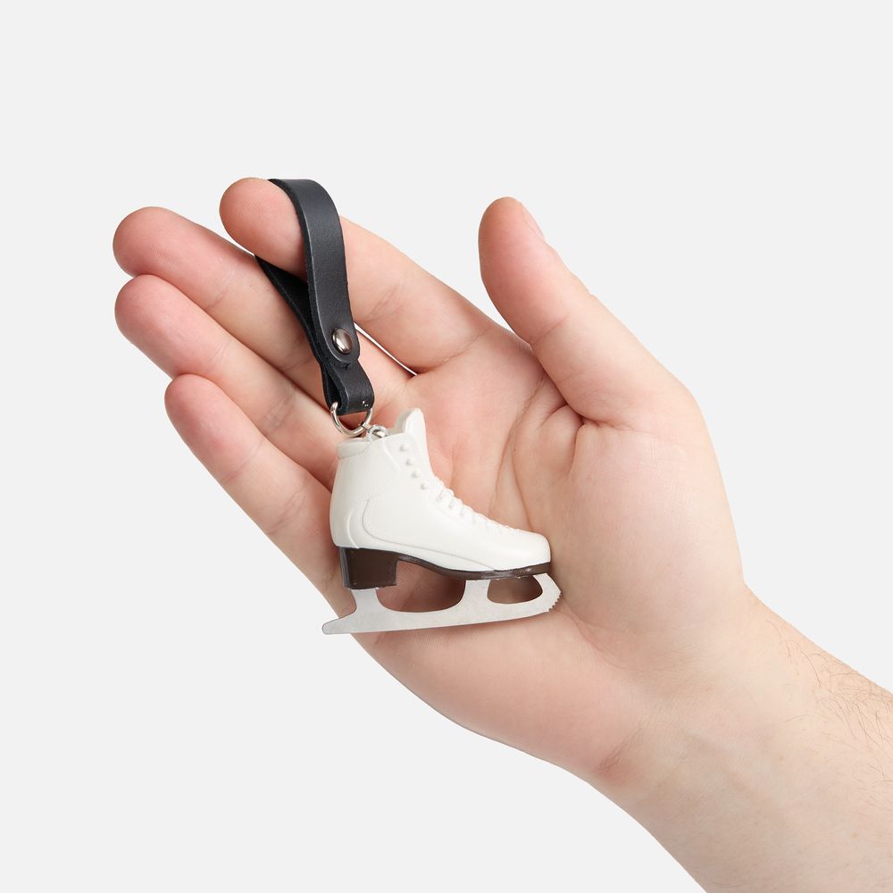 Брелок «Фигурный конек», белый-2