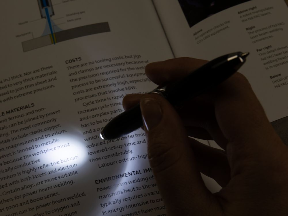 Ручка-спиннер Flipen с фонариком, черная-3