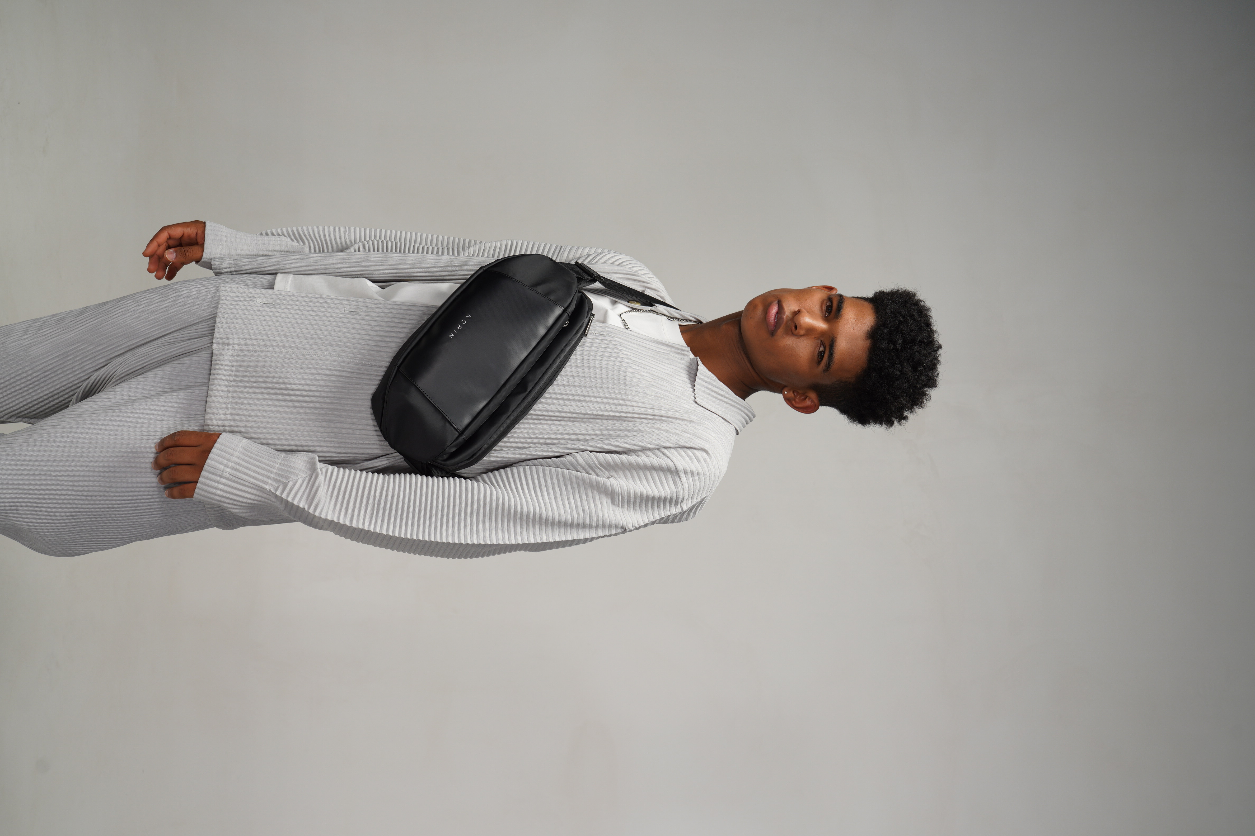 Наплечная сумка FlipSling 32х16х10 см, черная-13