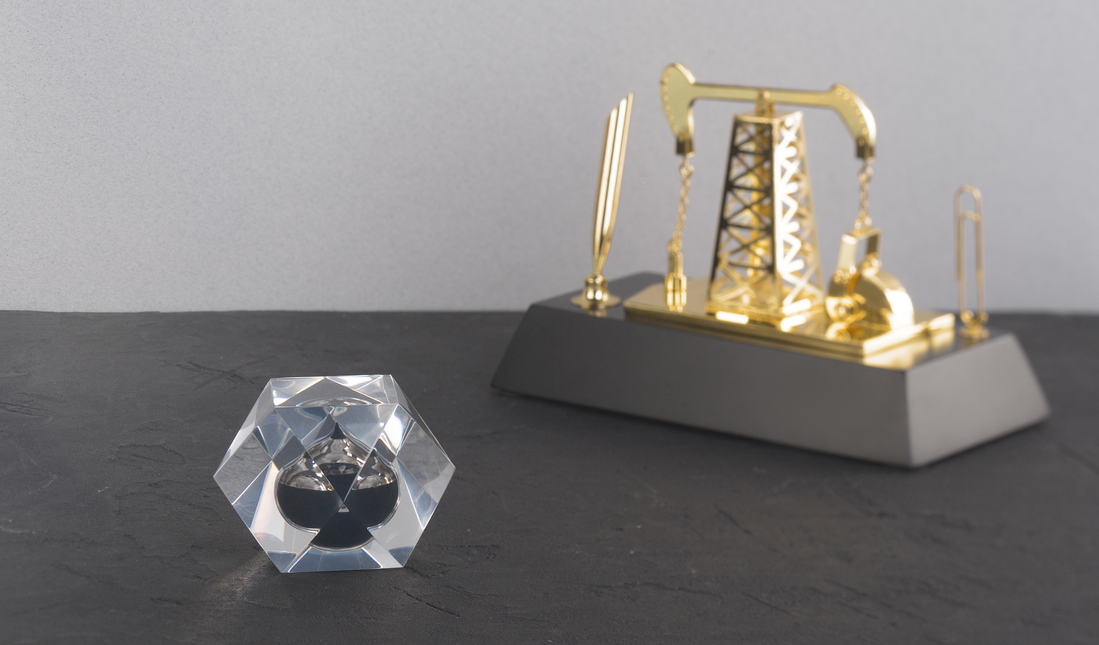 Пресс-папье "Нефтяная капля"-2