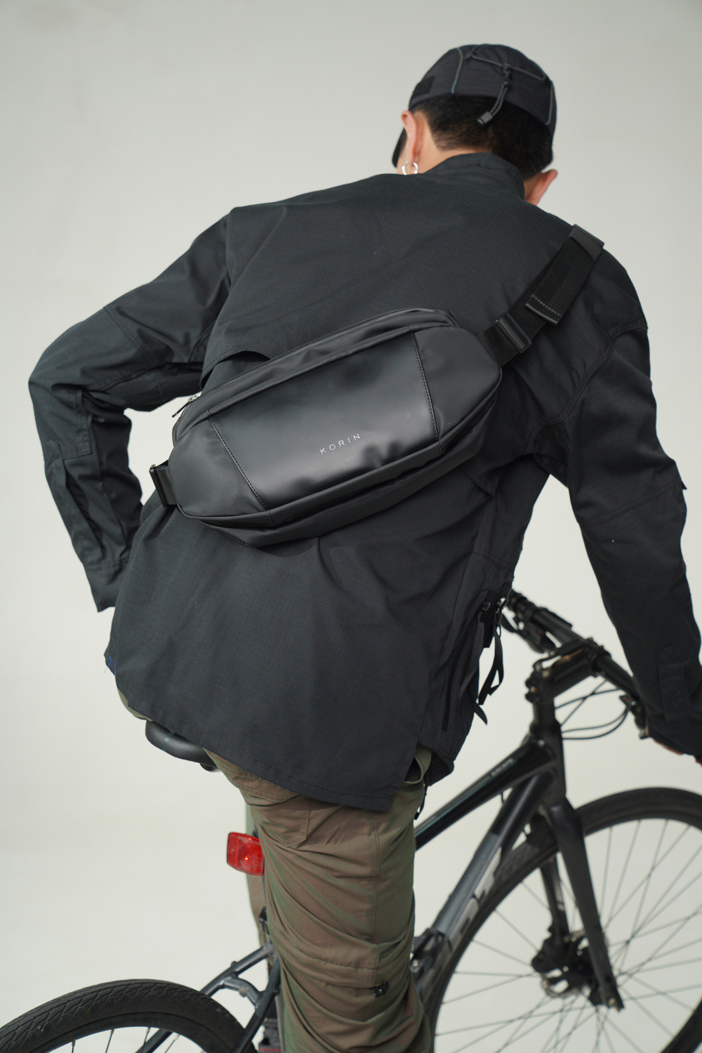 Наплечная сумка KORIN FlipSling 32х16х10 см, черная-10