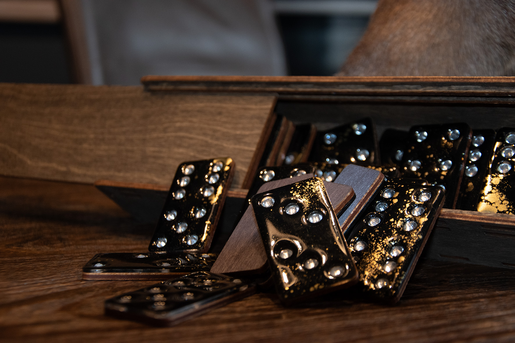 Домино WIN-WIN (черный с золотом)-7