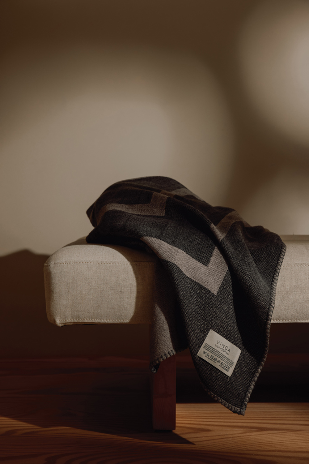 Плед VINGA Monogram из переработанного полиэстера GRS, 170x130 см-5