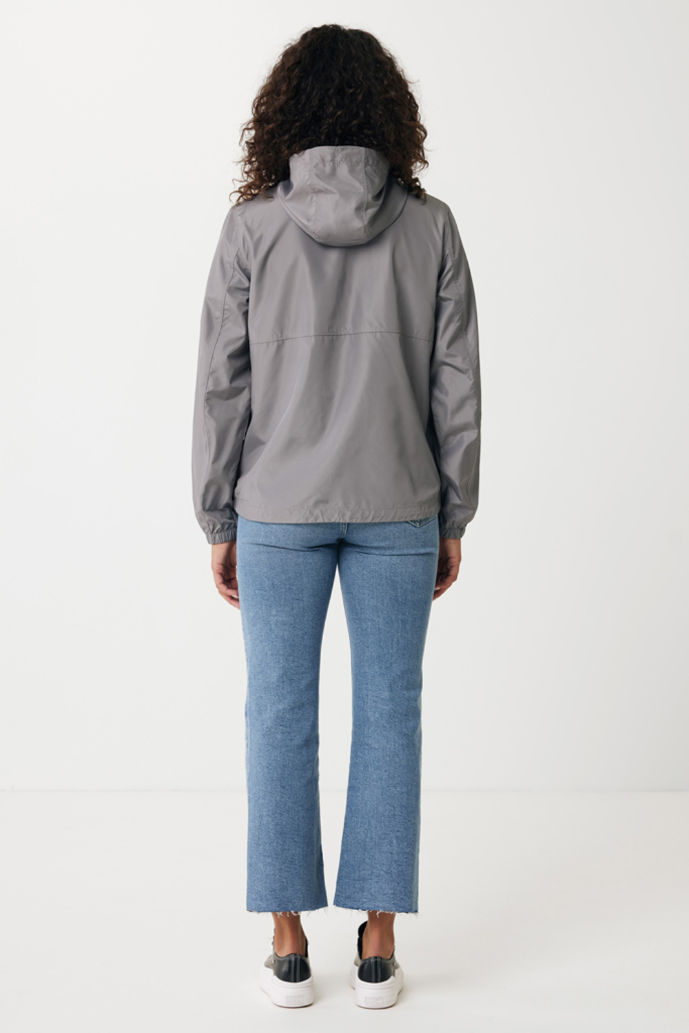 Ветровка Iqoniq Logan из переработанного полиэстера AWARE™, унисекс, 70 г/м²-11