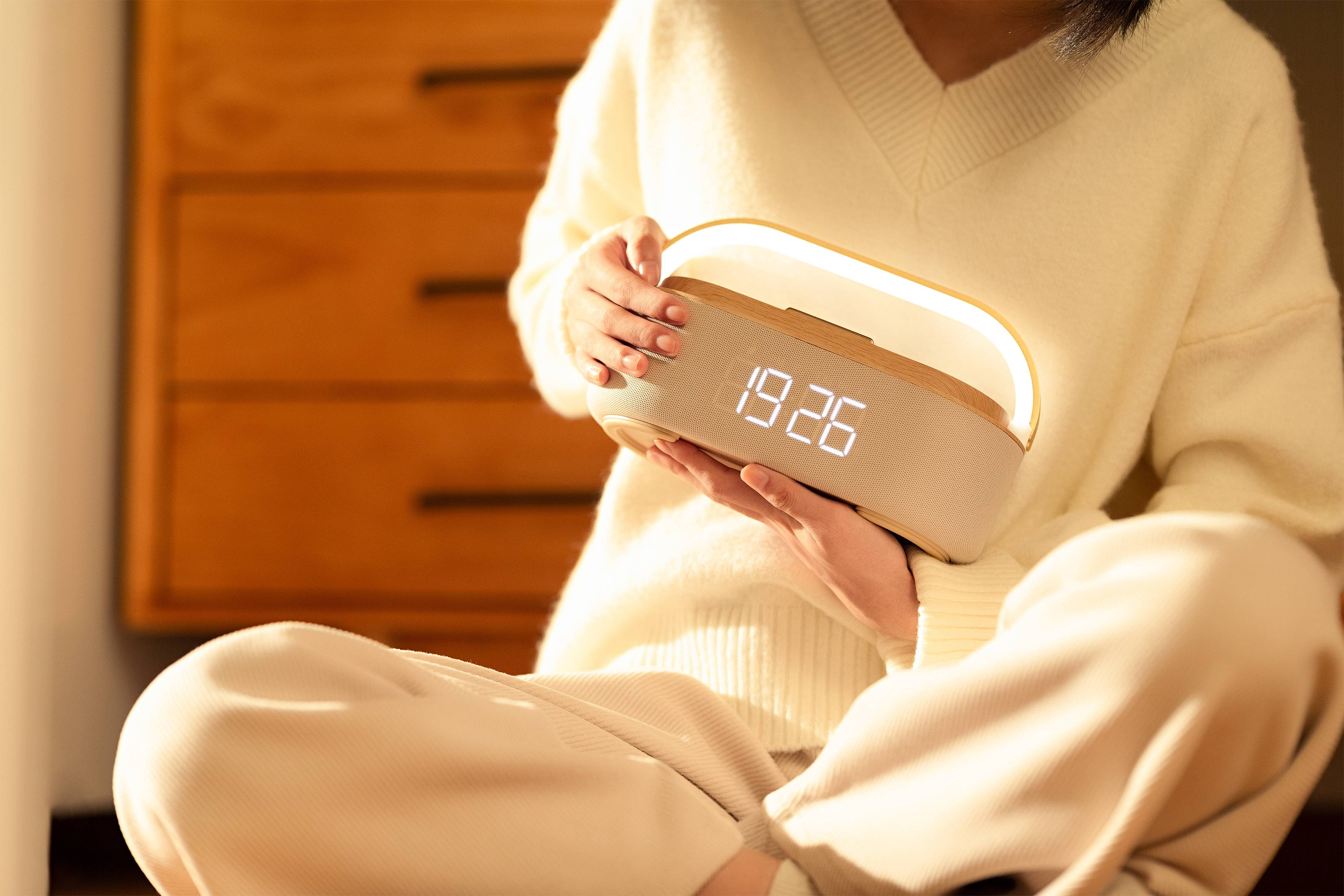 Bluetooth стерео-колонка "Smart Band" 10Вт (2х5Вт) с беспроводным (15W) ЗУ, лампой, часами, FM радио-1