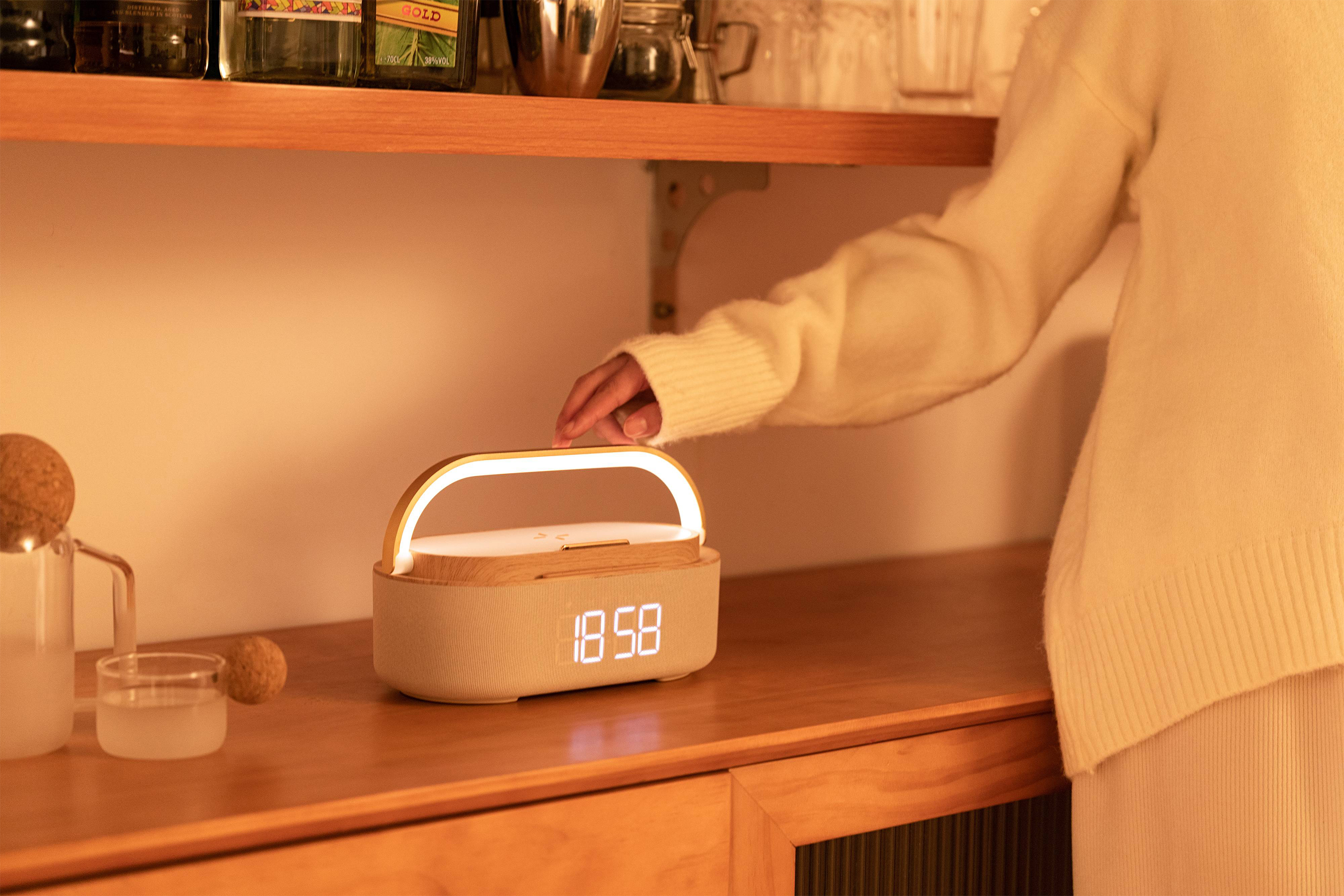 Bluetooth стерео-колонка "Smart Band" 10Вт (2х5Вт) с беспроводным (15W) ЗУ, лампой, часами, FM радио-3